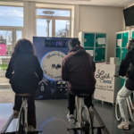 Des élèves pédalent pour produire de l’électricité