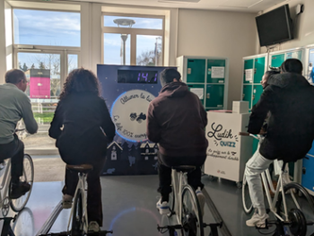 Des élèves pédalent pour produire de l’électricité