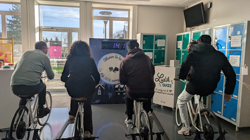 Des élèves pédalent pour produire de l’électricité